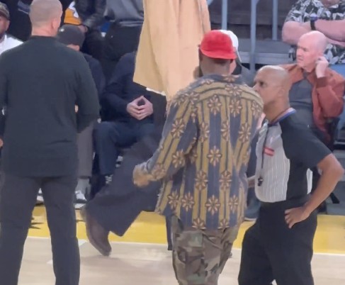 說了什麼？詹姆斯在節間休息時上場與裁判溝通