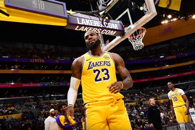 加內特：詹姆斯的傷勢更像是對管理階層施壓，他想爭取主動權