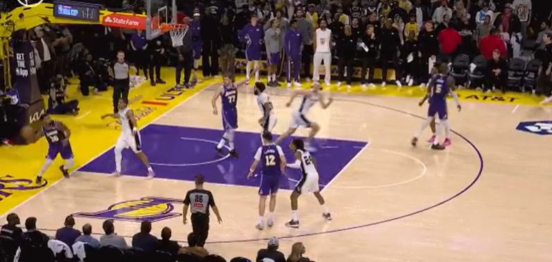 史馬特踩線犯規送馬刺球權，尚帕尼兩罰不中，馬刺2分惜敗