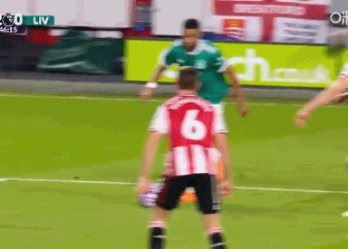 爭議裁決！加克波三秒區內被放倒，主裁判判胡珀沒有任何表示