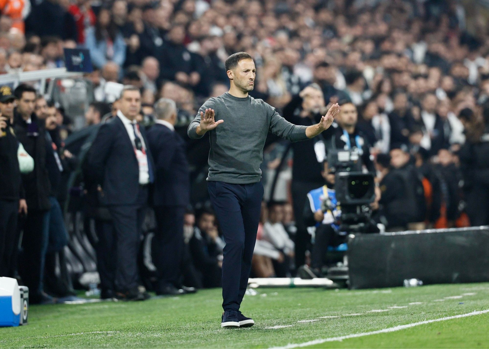 土媒：費內巴切高層有意赦免卡赫維奇和布朗，泰德斯科已拒絕