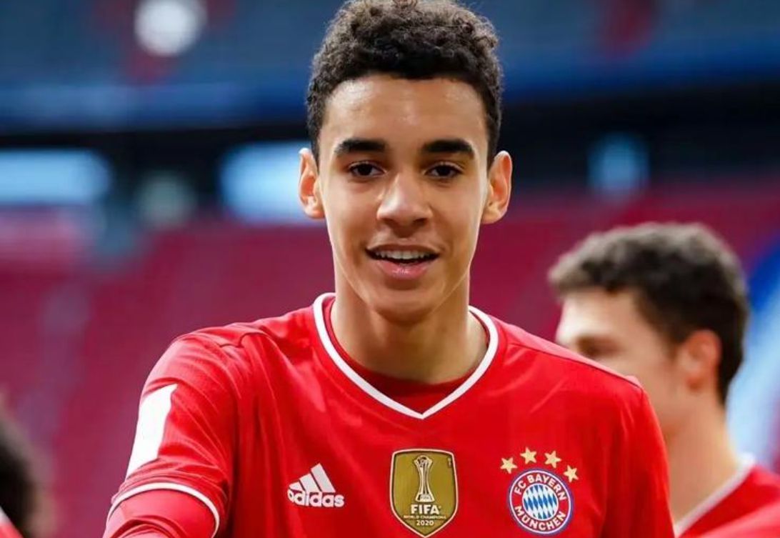 記者：戴維斯、伊藤洋輝12月重返賽場，穆西亞拉還需4至8週